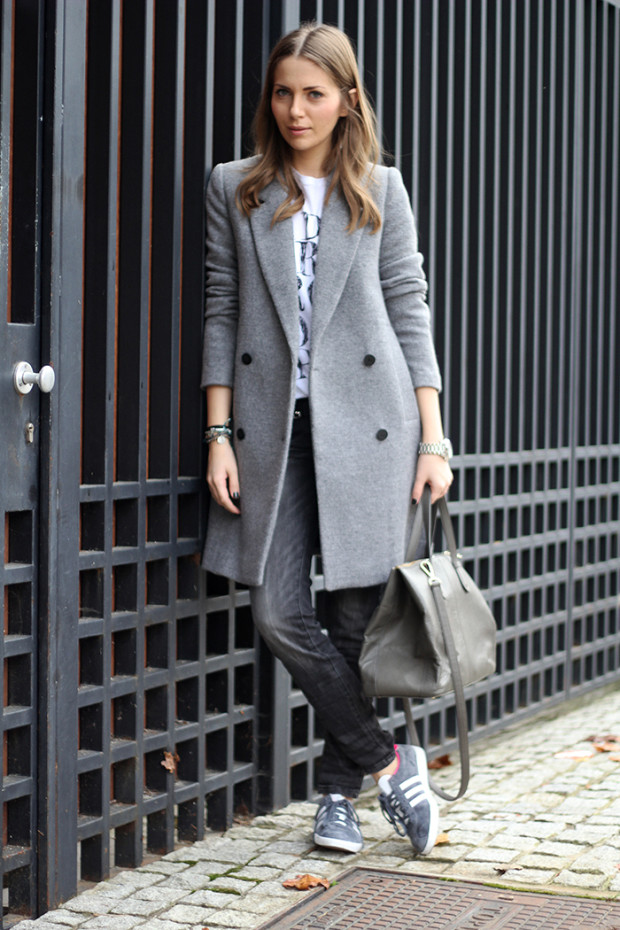 Женское серое пальто с кроссовками