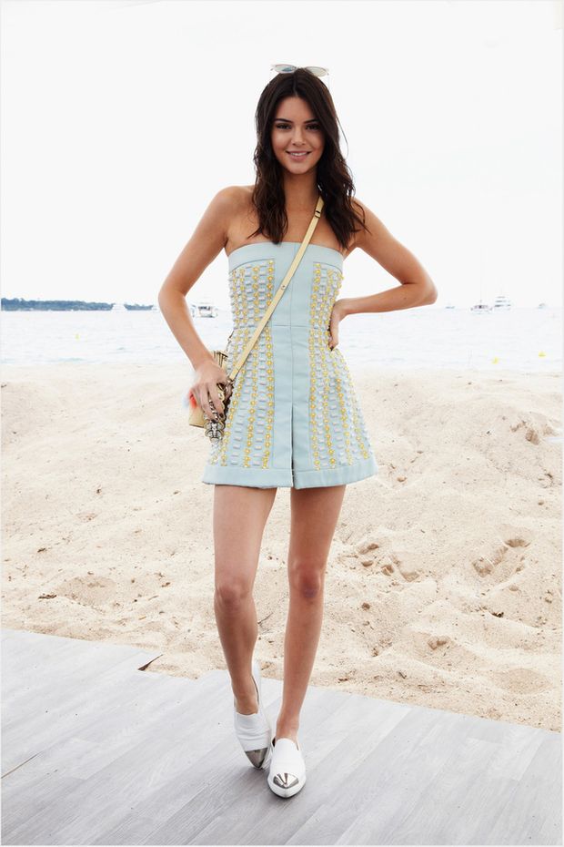 kendall-jenner-on-beach-blue-yellow-dress
