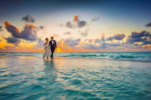 wedding-photoshoot-bridegroom-bride-sunset-sea