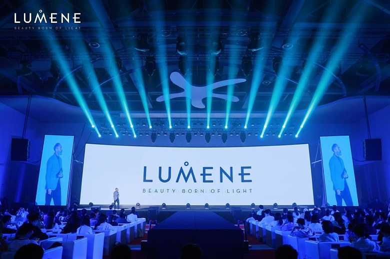 Victor Gibson, General Manager UK, China and New Strategic Market of Lumene, introducing the brand at the ceremony